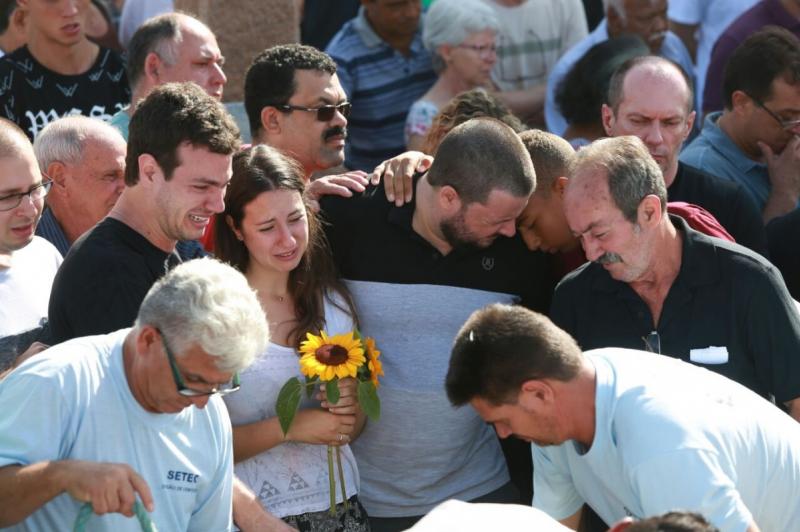 Multidão acompanha enterro de vítimas da chacina