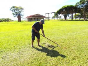 Diretor Municipal de Esportes de Mariluz realizou trabalhos em gramados de futebol