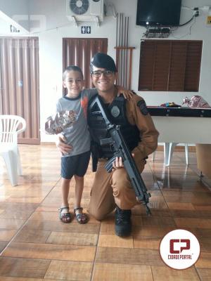 Policiais Militares do BPFRON participam de festa temática de menino que sonha ser Policial