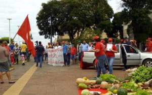 Mariluz protesta contra ameaa de despejo a famlias em assentamento