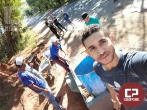 Moradores de Mariluz se reúnem para tampar buracos da rodovia PR-468
