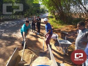 Moradores de Mariluz se reúnem para tampar buracos da rodovia PR-468