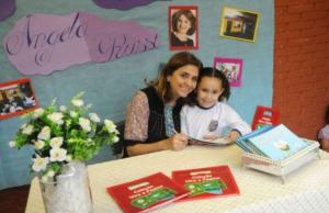 Crianas de CMEI conhecem escritora umuaramense e ganham livros autografados