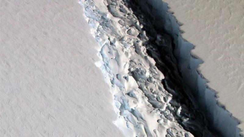 Iceberg gigante ameaa se desprender da Antrtida e gera preocupao