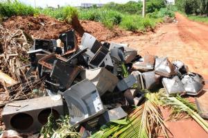At lixo eletrnico  descartado em locais imprprios, em Umuarama