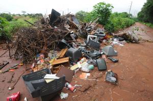 At lixo eletrnico  descartado em locais imprprios, em Umuarama