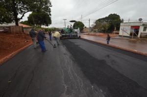Empreiteira conclui asfalto na Avenida dos Xet
