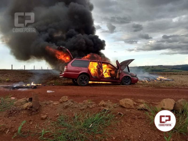 Carro fica destrudo aps incndio em Formosa do Oeste