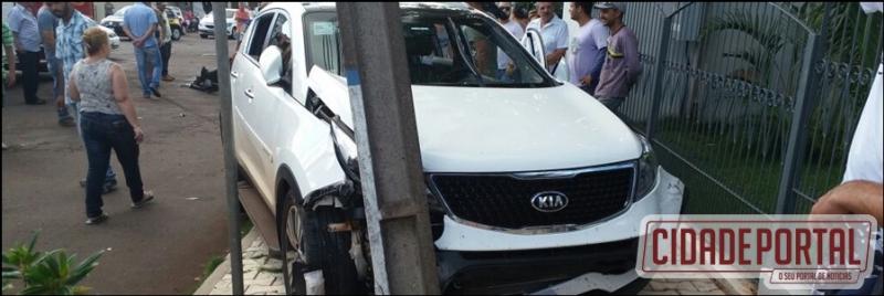 Acidente automobilstico deixa uma pessoa com ferimentos graves no centro de Campo Mouro