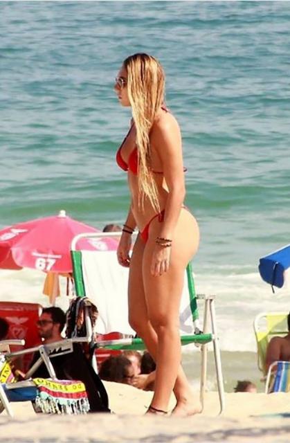 Carolina Portaluppi posta foto usando biquininho vermelho e exibe curvas