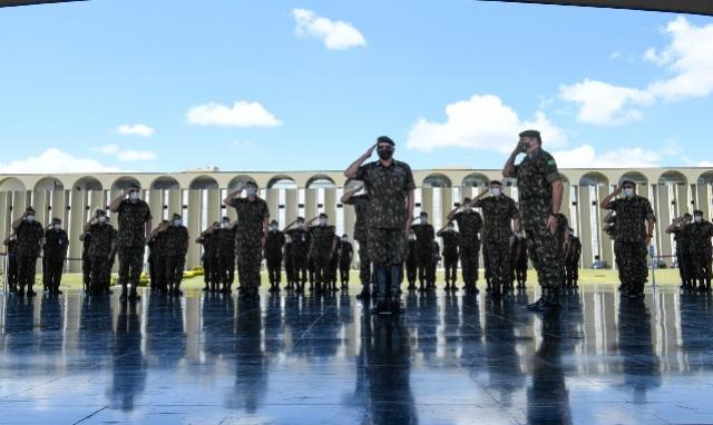 Cerimônia marca despedida do General Leal Pujol do Comando do Exército