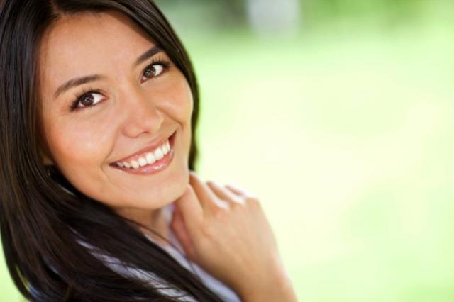 Como evitar dentes manchados: 3 dicas simples para manter o sorriso branquinho