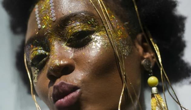 Glitter do Carnaval no precisa ficar no corpo at a Pscoa: 4 truques fazem sair mais fcil