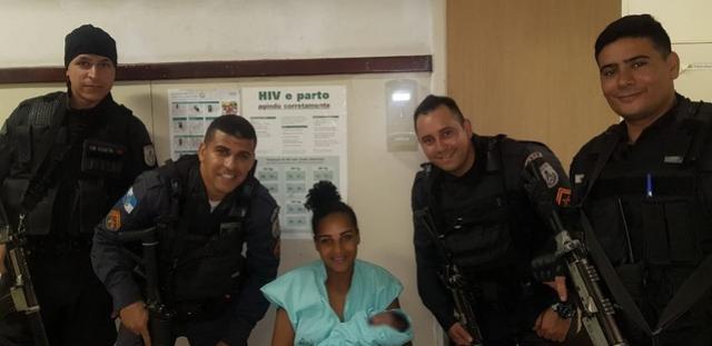 PMs ajudam em parto e depois prendem mulher que deu  luz na Zona Norte do Rio