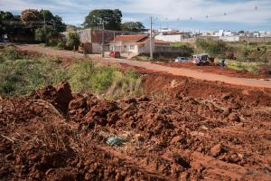 Prefeitura de Umuarama recupera aterros em rua prxima do poliesportivo