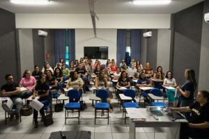 Educao orienta secretrios escolares de Umuarama sobre matrculas para o prximo ano