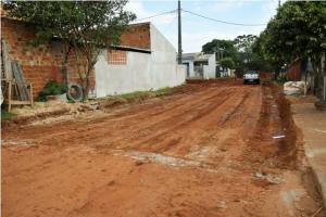 Prefeitura de Umuarama pavimenta ruas do Parque Industrial com equipe prpria