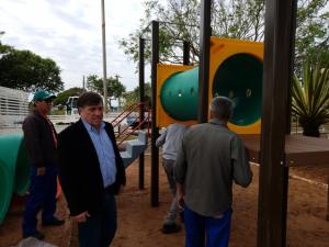 Praas da cidade e distritos de Umuarama ganham modernos parques infantis