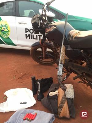 Polcia Ambiental prende uma pessoa e apreende armas utilizadas para caa ilegal em Cafezal do Sul
