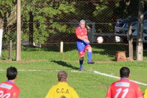 Futebol com ex-jogadores incentivou  prtica esportiva em Umuarama e Goioer