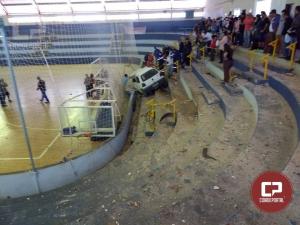 Carro invade ginsio de esportes em Assis e uma pessoa morre