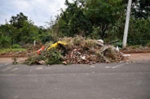 Lixo continua sendo jogado em locais imprprios em Umuarama