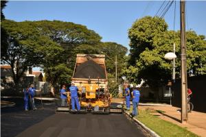 Prefeitura de Umuarama inicia reperfilamento asfltico em ruas da Praa Anchieta