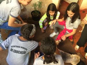 Aps campanha solidria, escola de Umuarama doa rao e remdios para dona Iracema