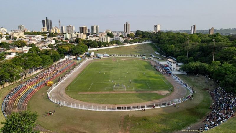 Manutenção do Estádio Lúcio Pipino de Umuarama garante boas condições para prática de esportes