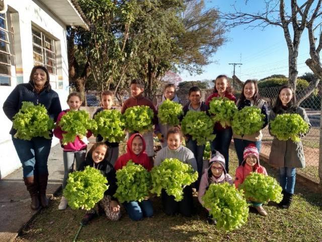 Alunos de Santa Eliza aprendem a fazer compostagem e criam horta