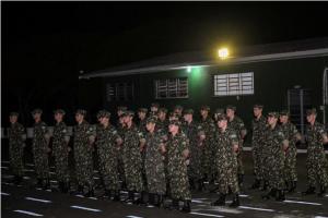 Atiradores do TG 05.012 recebem boina verde-oliva e braal de monitor em Umuarama