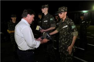 Atiradores do TG 05.012 recebem boina verde-oliva e braal de monitor em Umuarama