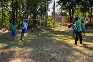 Homens assistidos pelo Centro Pop e Apromo fazem amistoso de futebol em Umuarama