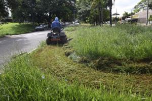 Prefeitura refora equipes para limpeza de canteiros em Umuarama