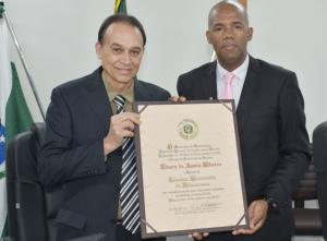 Em ato singelo, Edson de Assis Ribeiro  titulado Cidado Honorrio de Umuarama
