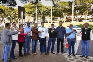 Prefeito Celso Pozzobom entrega mais cinco veculos para secretarias de Umuarama