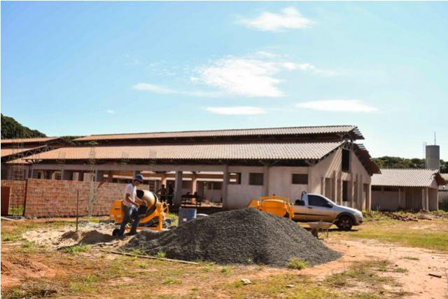Construo da escola da Zona Seis  retomada e ganha ritmo em Umuarama