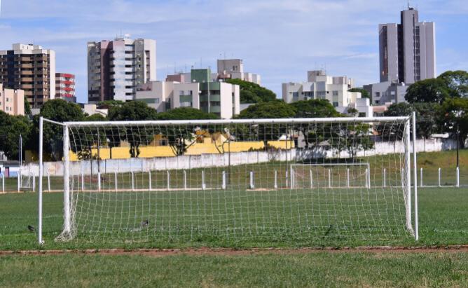 Pimentel apresenta projeto para município obter posse definitiva do estádio