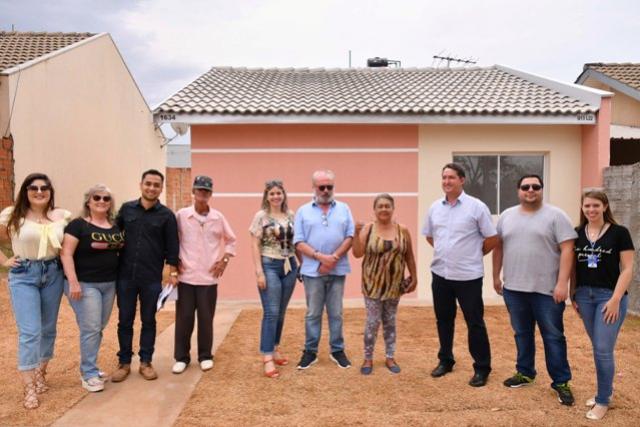 Prefeitura de Umuarama entrega casa reconstruda aps incndio no bairro Sonho Meu