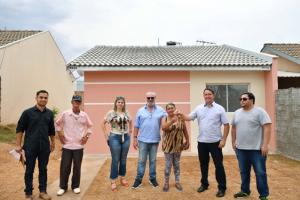Prefeitura de Umuarama entrega casa reconstruda aps incndio no bairro Sonho Meu