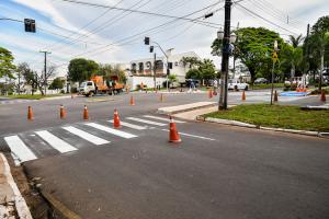 Trecho da Avenida Anhanguera recebe reperfilamento e em breve sinalizao para semforo em Umuarama