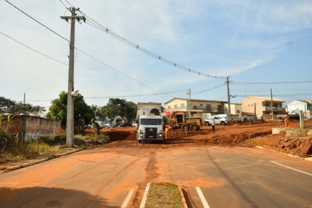 Iniciada em Umuarama a terraplenagem de mais uma rotatria na Avenida Ivo Sooma