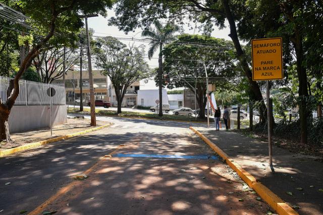 Motorista deve ficar atento a sensor no semforo da Rua do Bosque em Umuarama
