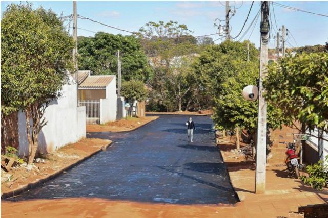 Ruas do Alto da Glria em Umuarama comea a receber capa asfltica