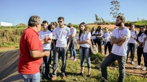 Jovens aprendizes conhecem o funcionamento do aterro sanitrio em Umuarama