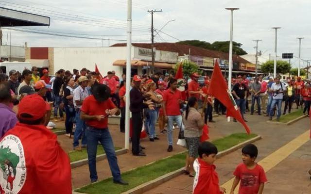 Mariluz protesta contra ameaa de despejo a famlias em assentamento