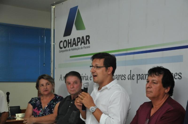 Cohapar assina contratos para regularizao de 1.901 imveis sem documentao na regio de Campo Mouro