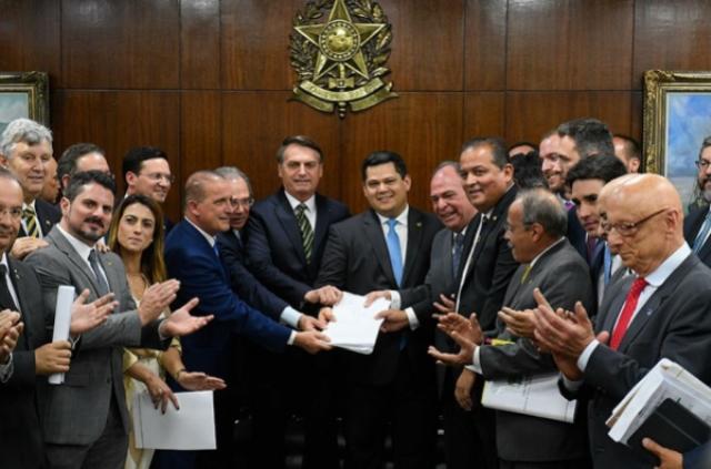 Proposta do governo Bolsonaro pode extinguir até um quarto dos municípios do Paraná. Veja a lista