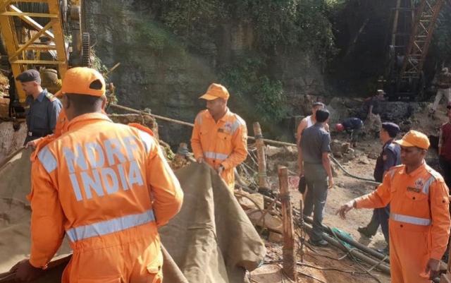 Equipes de resgate tentam encontrar 13 mineiros presos debaixo da terra na Índia