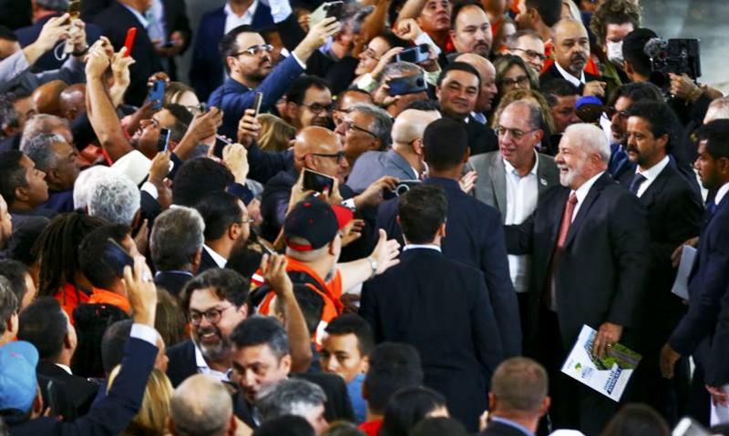 "É preciso colocar o rico no imposto de renda", diz Lula